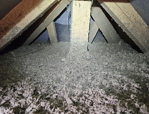 Zateplení stropu rodinného domu pomocí foukané izolace